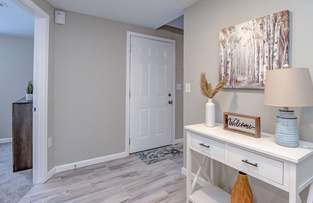 New Charming & Comfy~Walk to Restaurants~Backyard!