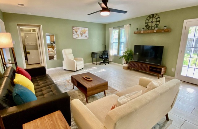 New Charming Private Oasis near Community Pool and Park in NW Austin