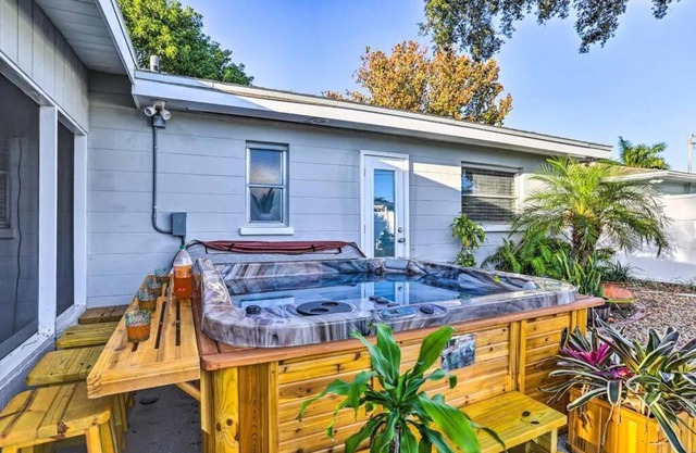 NEW! Cheerful bungalow with hot tub near beaches