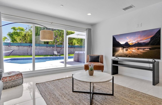 New Cheerful Stylish Villa - Pool, Spa, Mini Golf, Fire pit, Walk to Disneyland