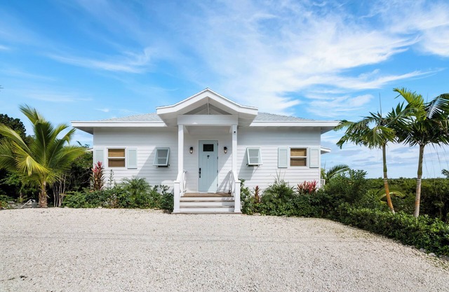 New chic 2 Bed/2Bath w/Ocean Views. Prime Location minutes to Beaches & Town.