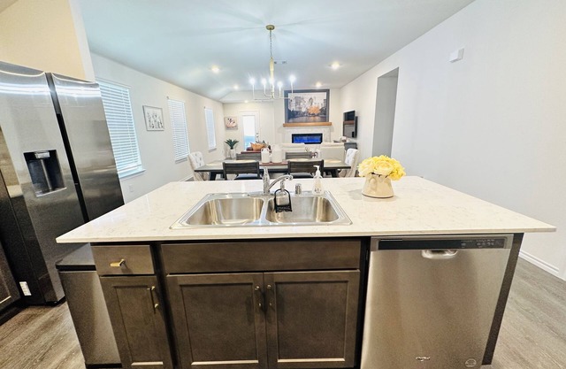 New-clean Gorgeous home King/3Queen/2Twin beds Perfect for long stays!