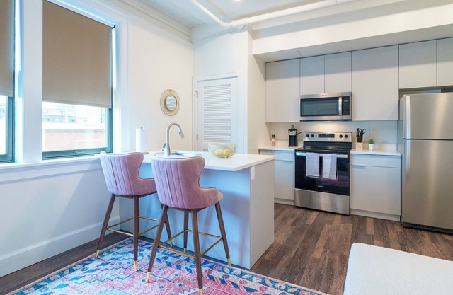 New Condo Downtown Sleeps 4