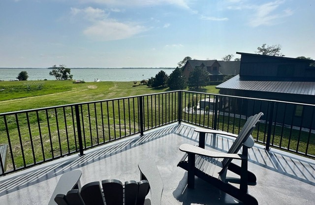 NEW construction 3-bedroom cabin at beautiful Lake Albert with lake access
