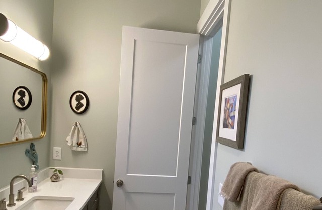New Construction, private entrance studio, laundry, kitchenette, we welcome you!