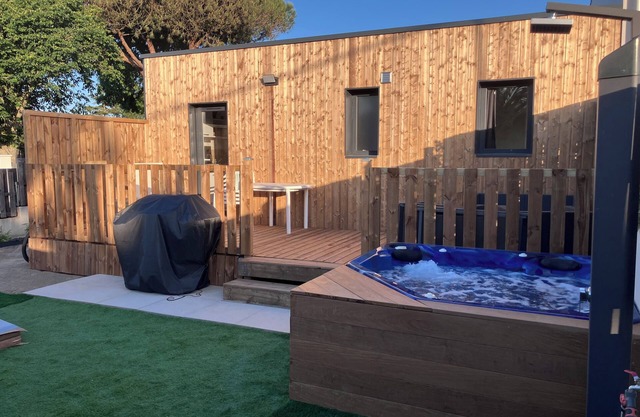 New container house with air conditioning and jacuzzi