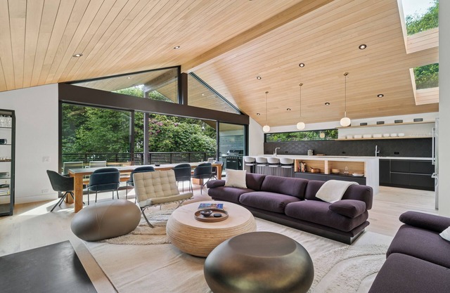 New contemporary spacious home near Manzanita Beach