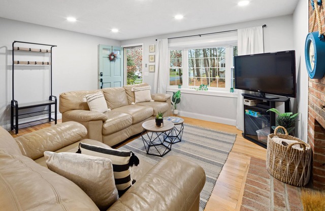 NEW - Cozy Cape Cod Family Getaway ~ A/C ~ SCREENED PORCH