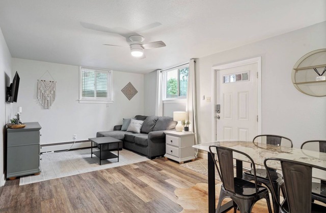 NEW! Cozy Carriage Haus - UNIT B - Discount for Monthly Stays