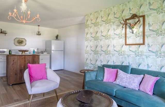 NEW | Cozy cottage sleeps 3 | 10 min. to Round Top!
