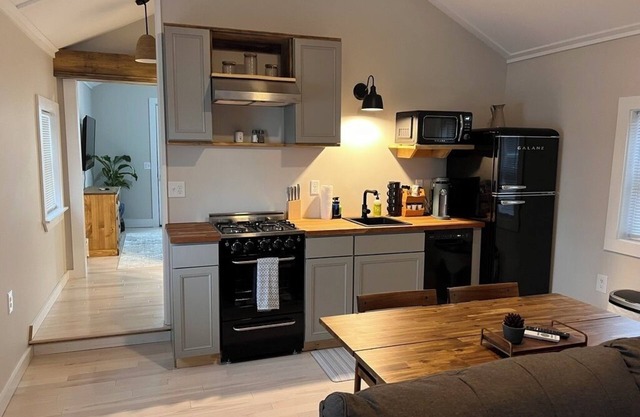 NEW! Cozy Guest House with WiFi, Coffee Bar & Sunsets