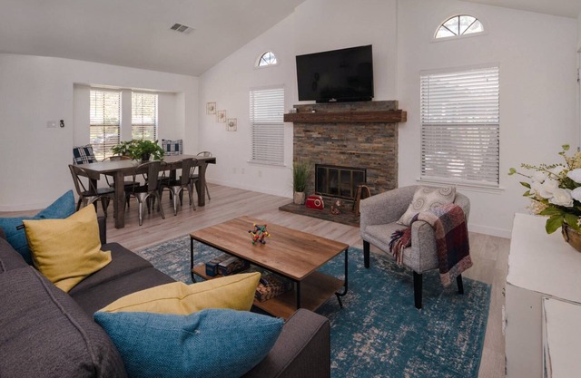 New! Cozy House - Remodeled Family-Friendly Home in NW Austin. Great Locale - shopping, dining, MORE