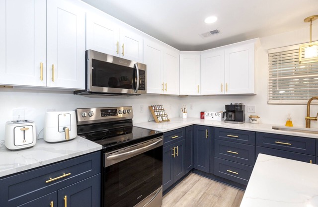 New Cozy Modern:3Bedroom house near Airport, Uptown & Whitewater Center.