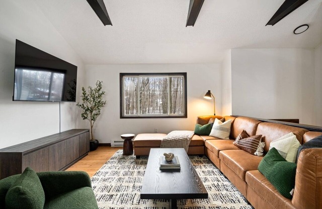 NEW! Cozy Poconos Retreat - fire pit, pool table