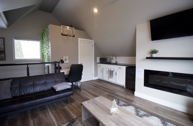 NEW Cozy Studio Loft w/Private Rooftop Patio