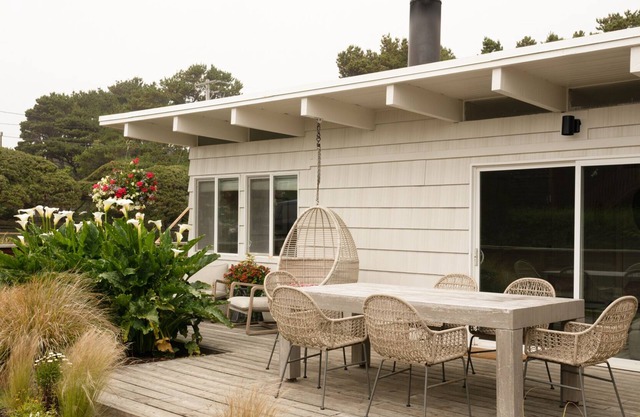 New! Cutest Cottage on the Oregon Coast + Hot Tub + Steps to the Beach!n