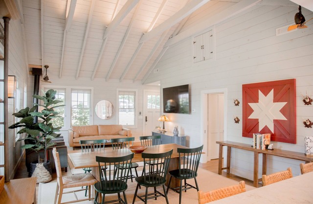 New- Designer, 3/3 cottage, fenced yard d'town one street off Main