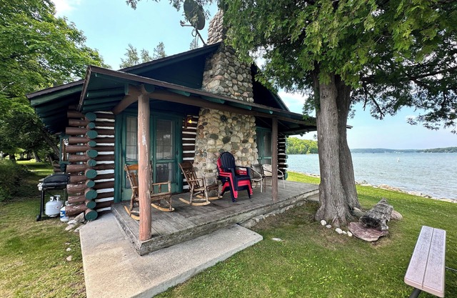 *NEW* Desirable spot on Walloon Lake! Friday to Friday