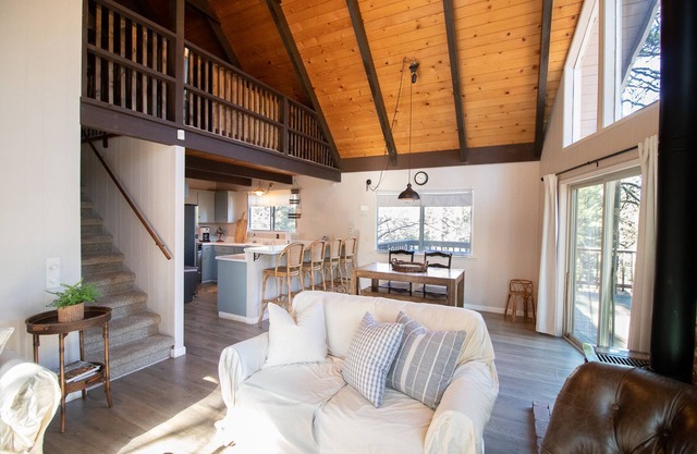 *New* Dog friendly Classic A-frame Cabin with A/C