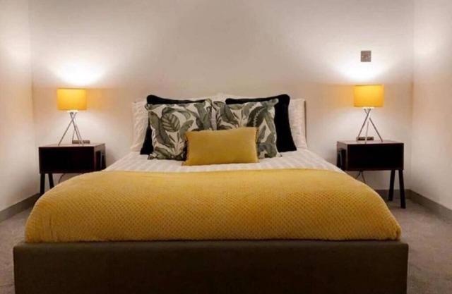 NEW! Doncaster Central 1 Bed Apartment sleeps 4,