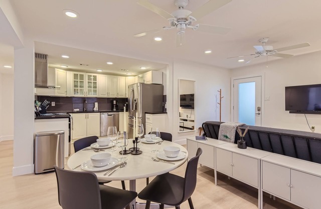 New Downtown Atx! 30 day plus! Sleeps 6!