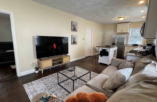 NEW Downtown Salem Retreat 3BD W/Parking