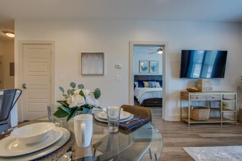 New East Nash - King Bed Short Drive to Dwntwn