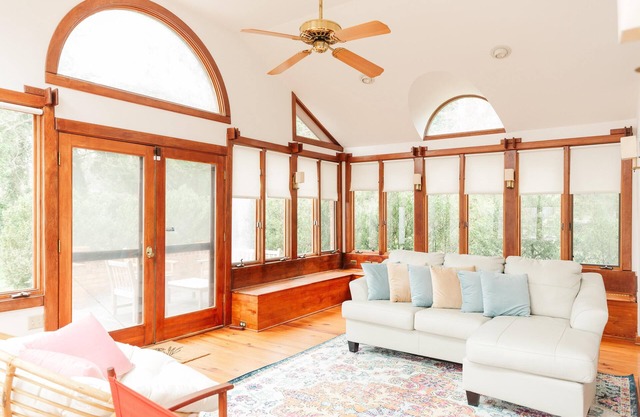NEW - Entire Home/Gorgeous Sunroom off Rugby Road - Walk to UVA and JPJ Arena!