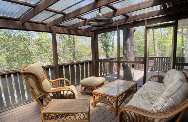 NEW! Family Home Centally Located, near great dinning, Zoo, Parks- NON SMOKING