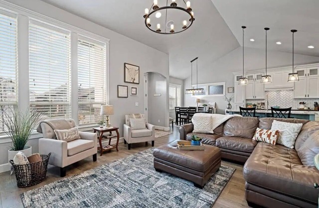 New Farmhouse Cottage in the heart of Treasure valley with Hot tub!