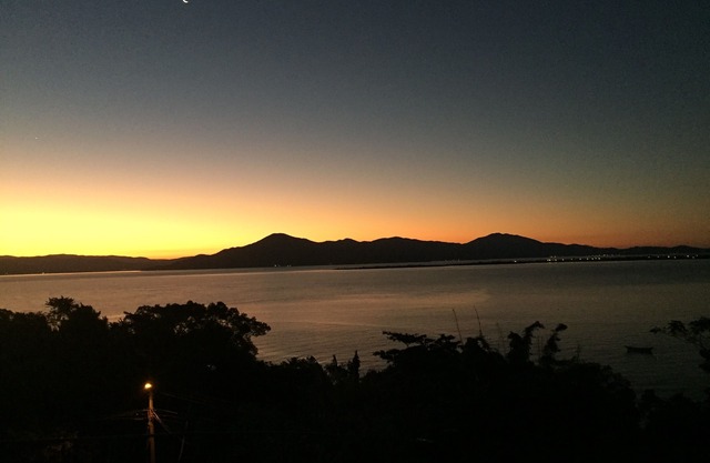 New flat in Sambaqui, with spectacular view between the green and the sea