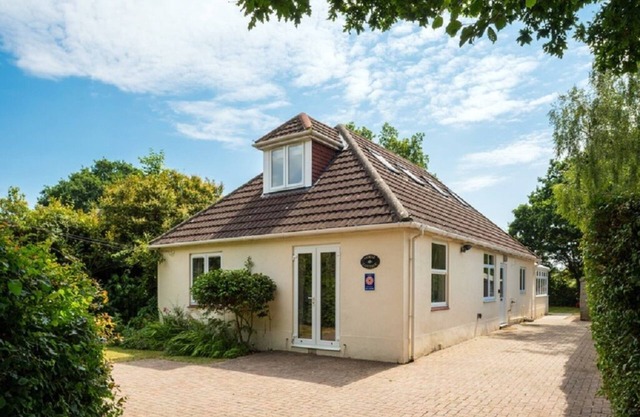 New Forest cottage, sleeps up to 10. Looks directly on to the Forest