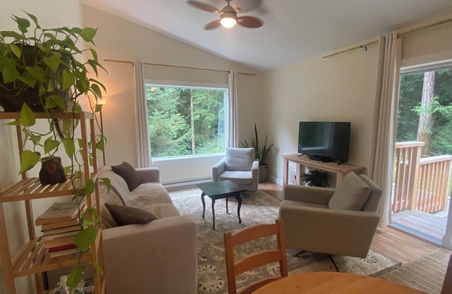 New* Forest edge private suite, very clean, perfect for a couple. New King bed.