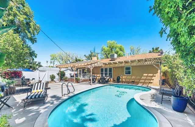 New gorgeous Designer Furnished 3 bedroom/ Free Heated pool with Barbecue..