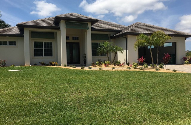New gorgeous home on canal close to Gulf beaches