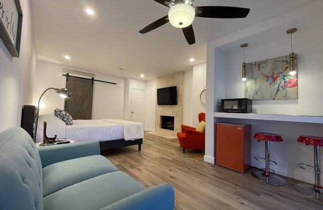 New Gorgeous Studio with Private Entrance, Ensuite and Laundry