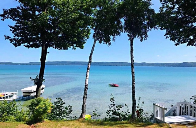 New! Gorgeous Waterfront 3 Bedroom Rental on Glen Lake