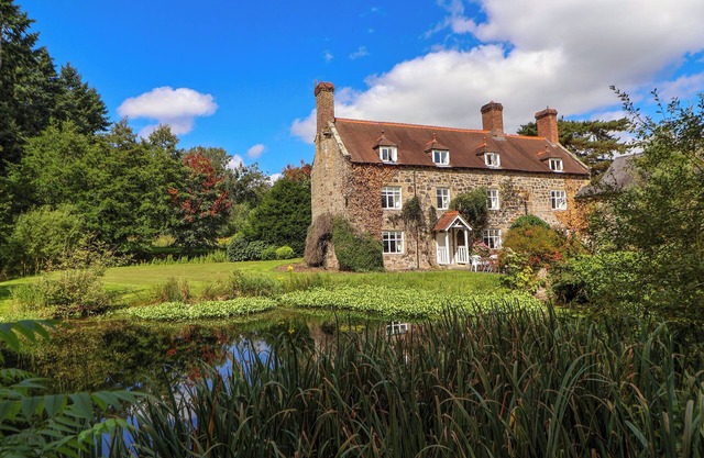 NEW HALL, pet friendly, character holiday cottage in Chirk