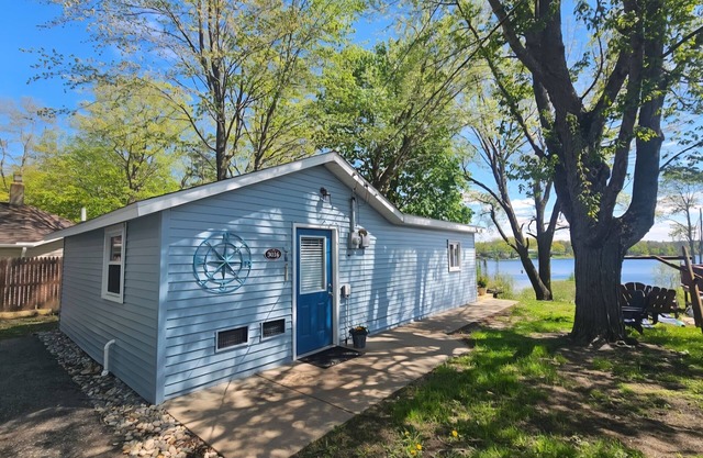 New Henderson Lake Listing -AC Wi/fi Amazing lake views. Near Rifle River Access