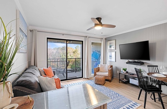 NEW HHBT Property! Stunning 1 bedroom w/Beach Access! Monthly Rates Thru Feb!