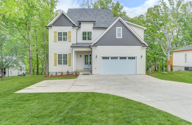 New Home 2022-Hot Tub-Boat Dock- 4,000+sq ft, 5 bedrooms, Pool Table, Ping Pong
