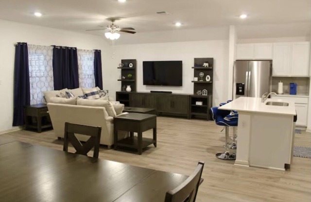 New Home, Quiet Neighborhood! Short 15 minutes away from Kalahari Resorts.