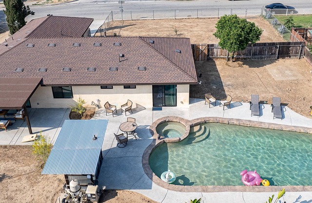 New Home W/POOL close to downtown & UCR