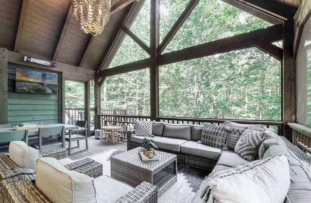 New Home with a Private Trail/Waterfalls, Family and Groups