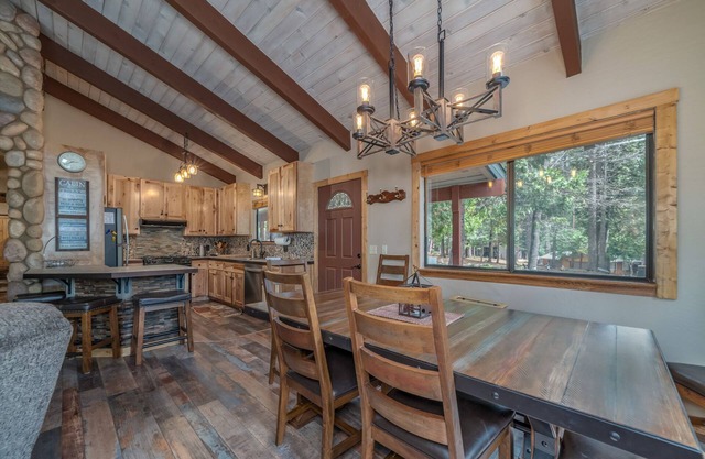 *NEW HOT TUB* DOG FRIENDLY, 4 BR IN BIG TREES VILLAGE W/FREE ACCESS TO BTV REC C