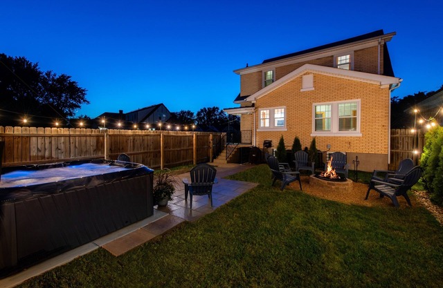 NEW Hot Tub, Expo, King Beds, Downtown, Churchill