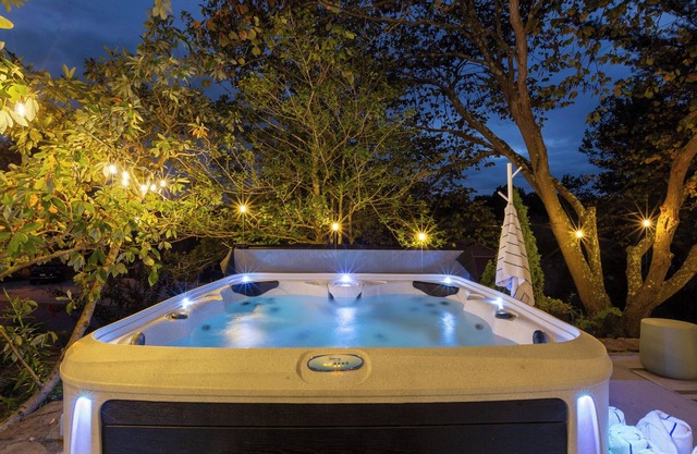NEW: Hot Tub, Pool, Fully Loaded, 10 min to Bulleit, Between LOU and LEX.