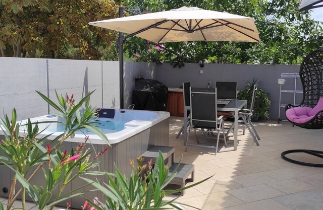 NEW HOUSE, Great Garden, beach 5 minutes walk.