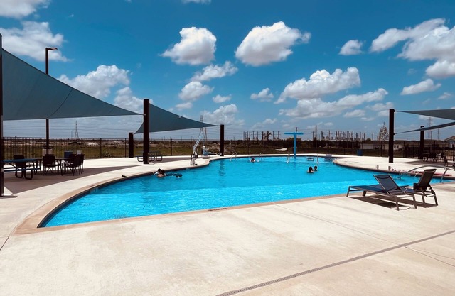 New house/Lackland Air Force Base at 9 min/3 bdr/King size/Pool/Grill/