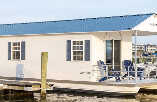NEW Houseboat - 2 Bedrooms - Great Location & Views